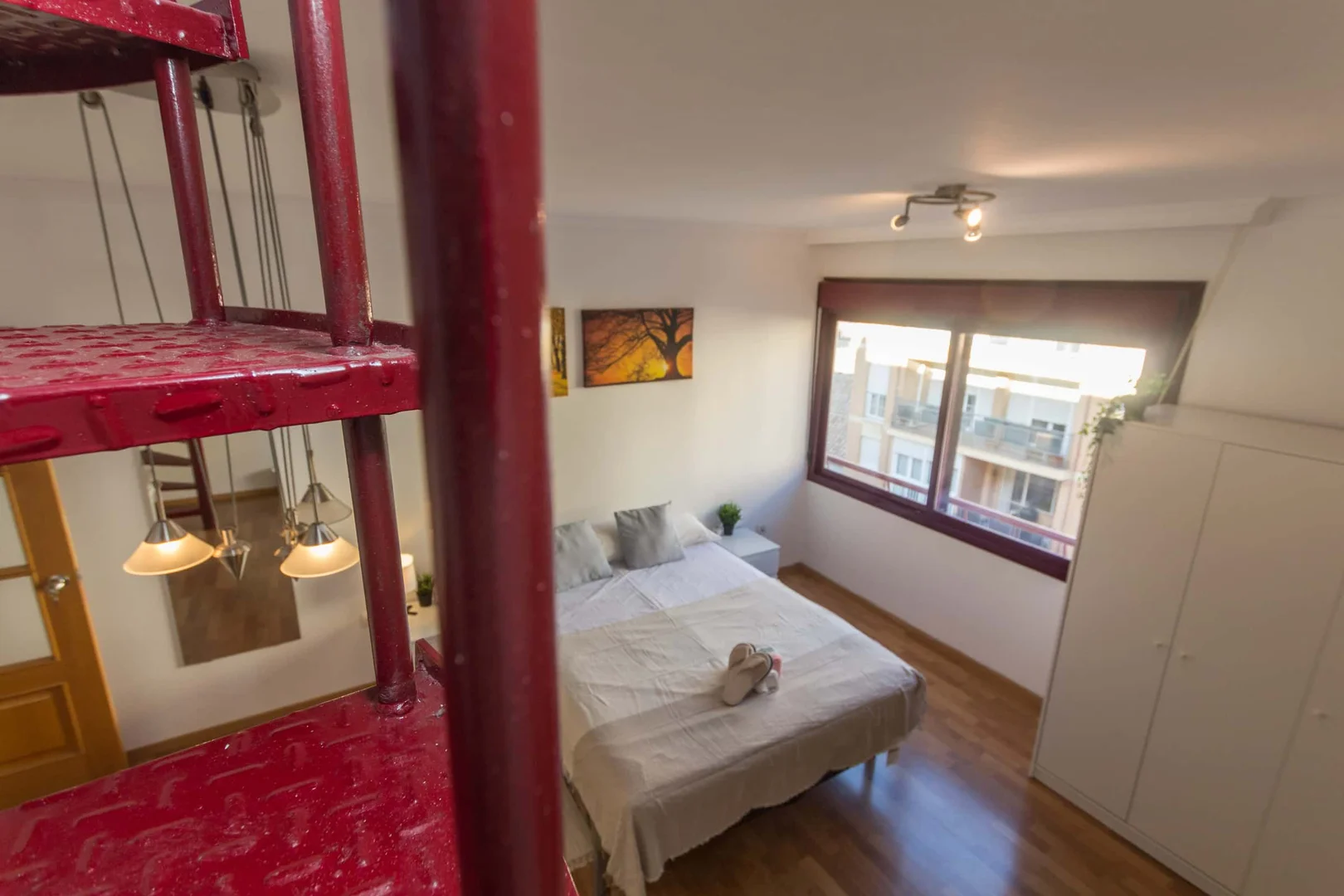 Quarto de estudante confortável e espaçoso em