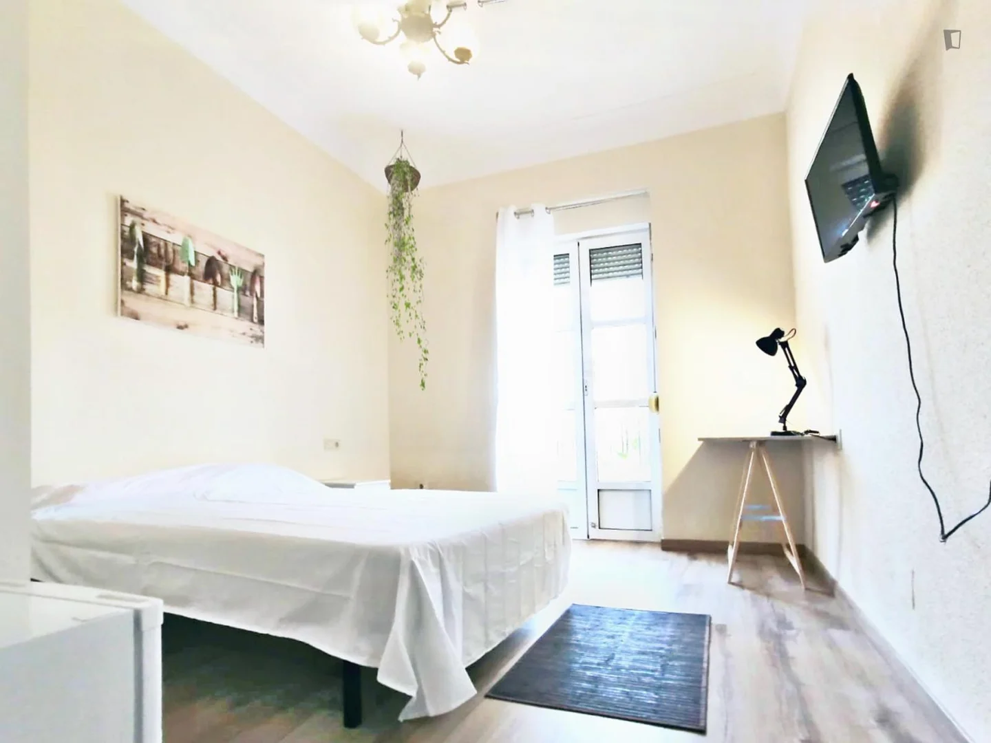 Habitación estudiantil luminosa y aireada con fácil acceso a la universidad en 