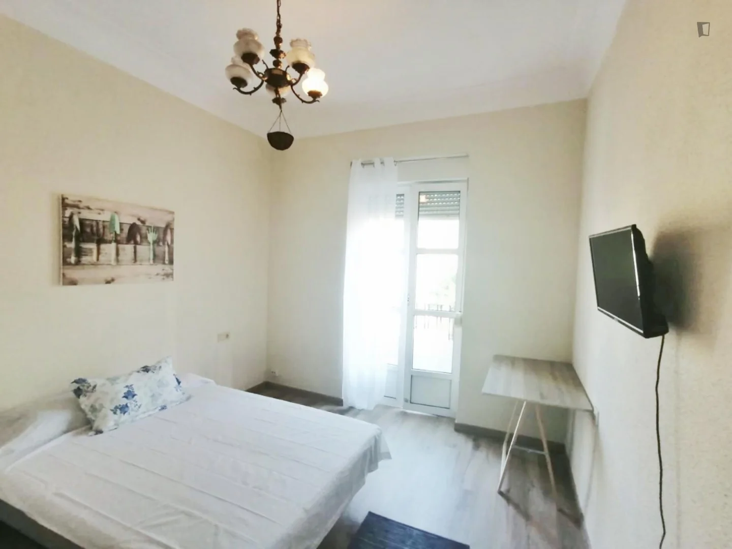 Habitación estudiantil amplia y cómoda en 
