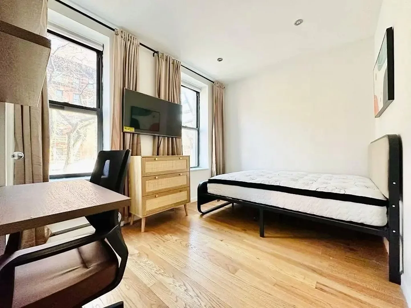 Functional student room perfect for studying in