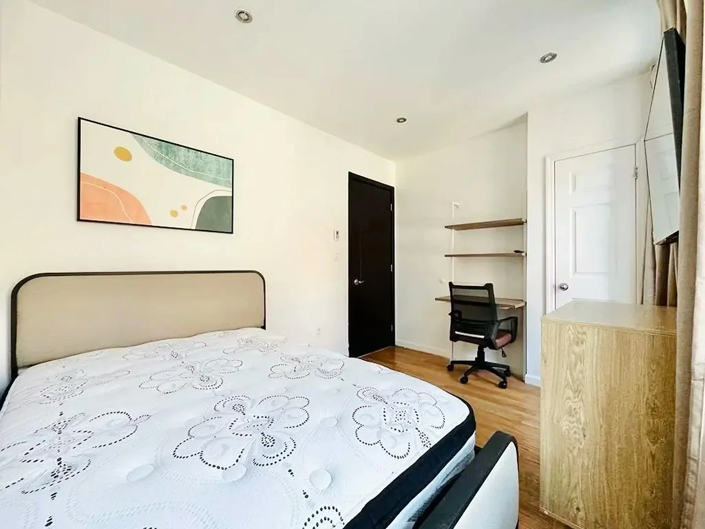 Student-friendly room in with modern amenities