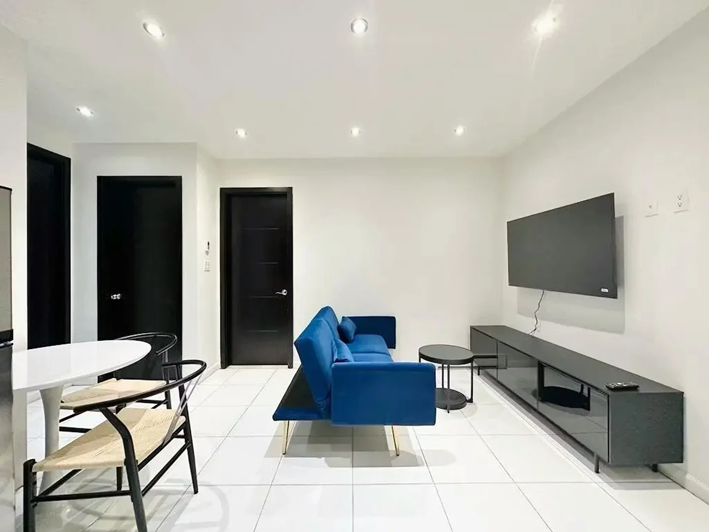 Room for rent in student apartment in , fully furnished