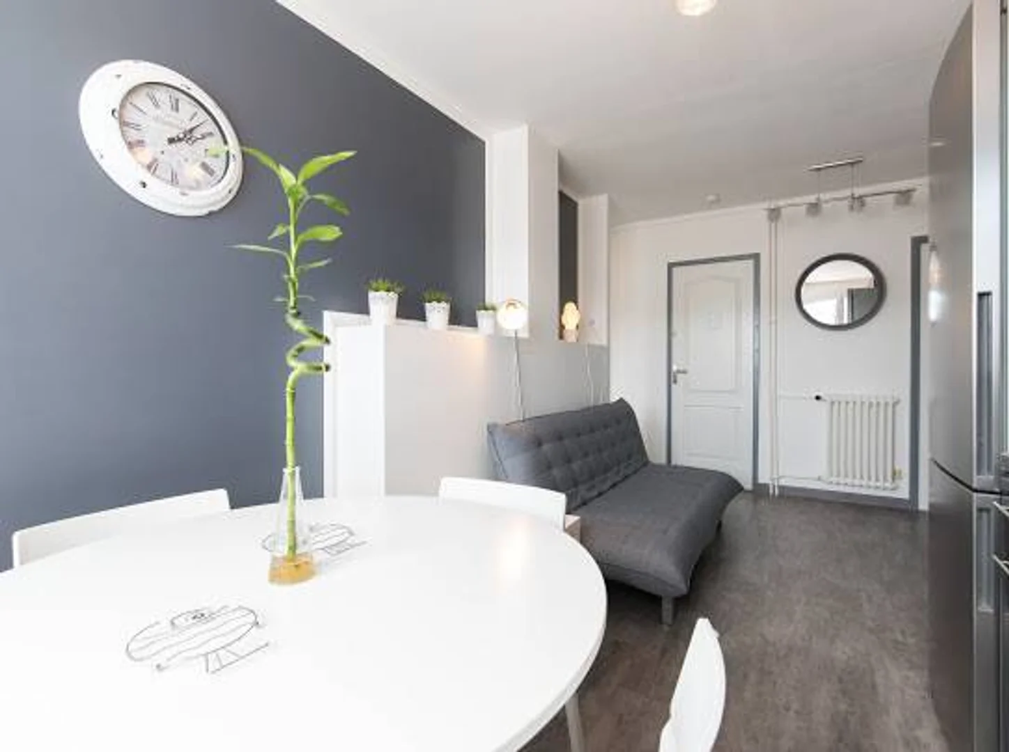 Quarto de estudante económico com localização conveniente em 