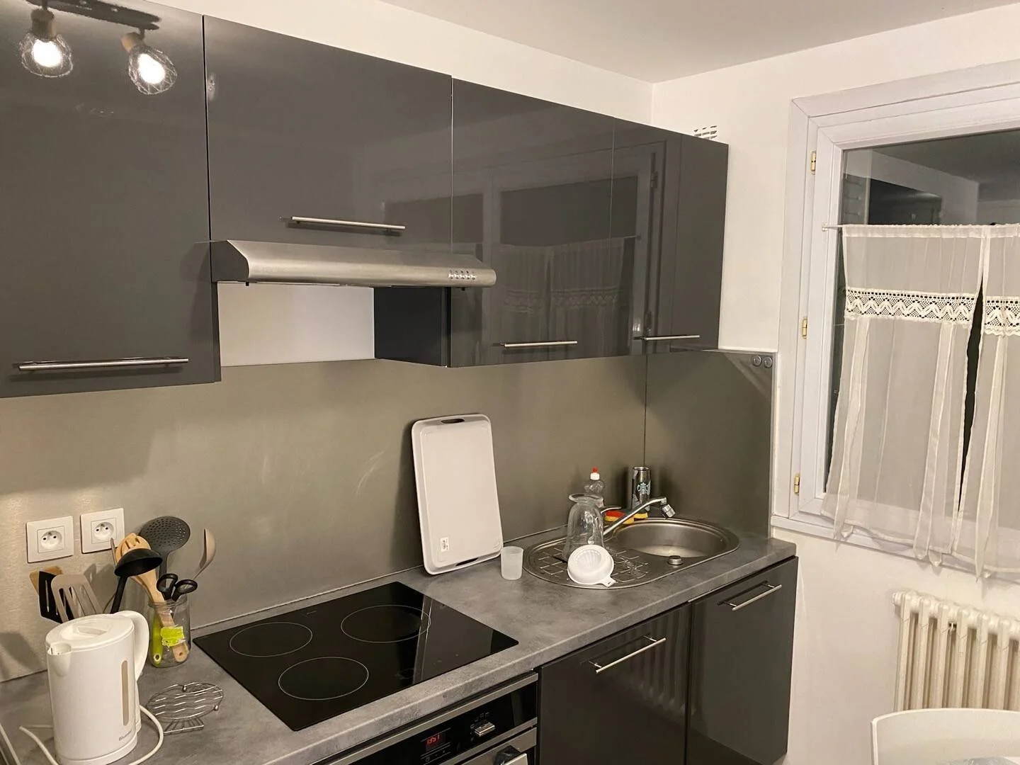 Quarto acessível para estudantes com iluminação ampla em 