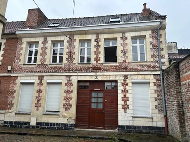 Valenciennes de çift kişilik yataklı kiralık oda