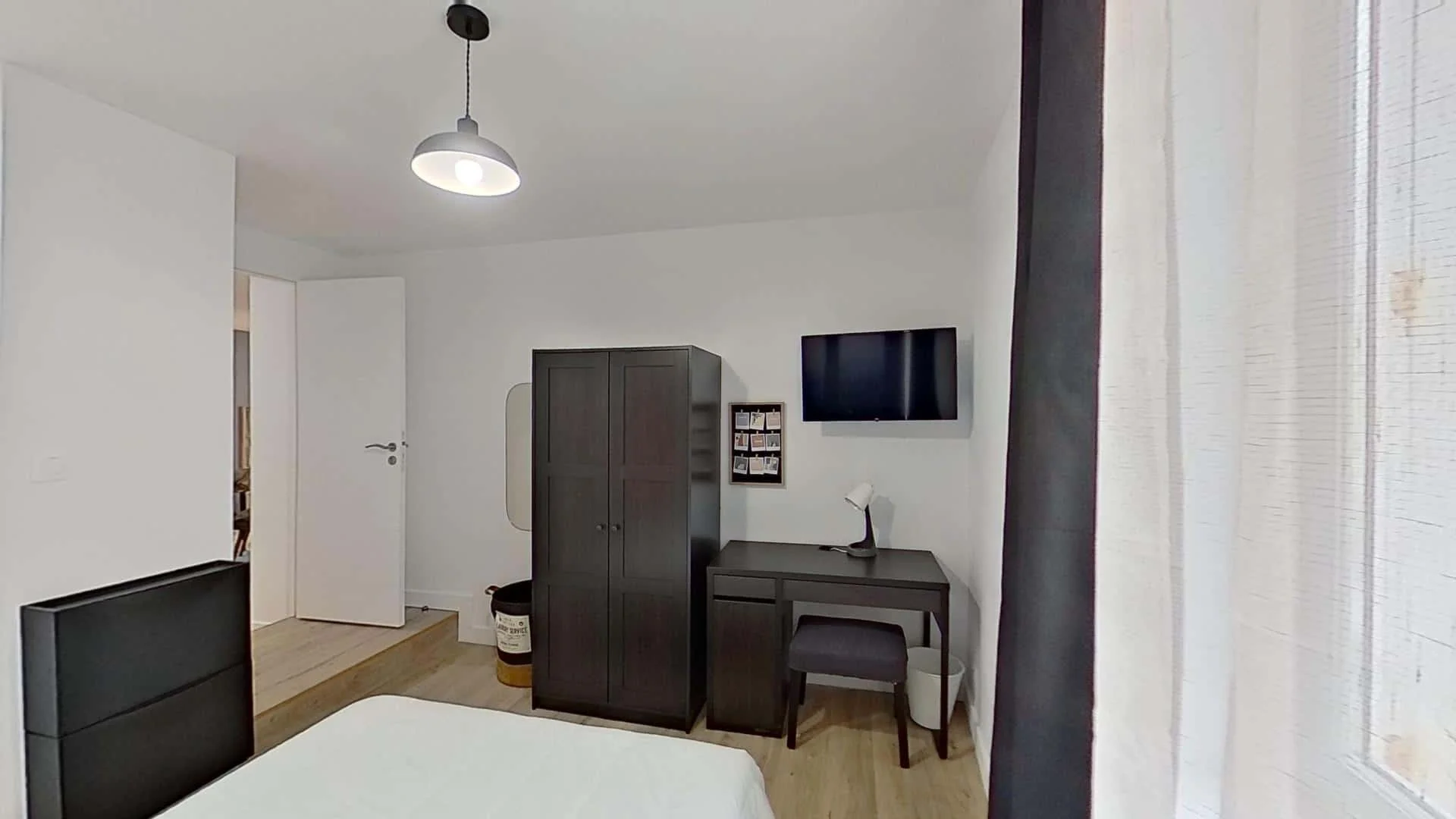 'de modern olanaklara sahip öğrenci dostu oda