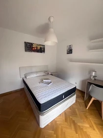 Quarto para alugar num apartamento partilhado em Madrid