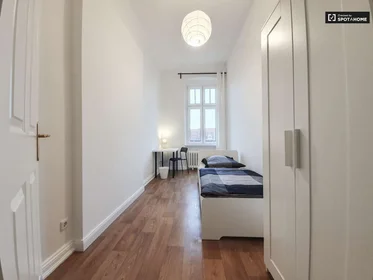 Quarto iluminado em {area}