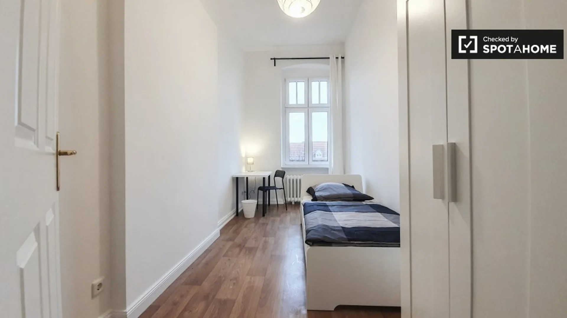 Quarto de estudante luminoso e arejado com acesso fácil à universidade em