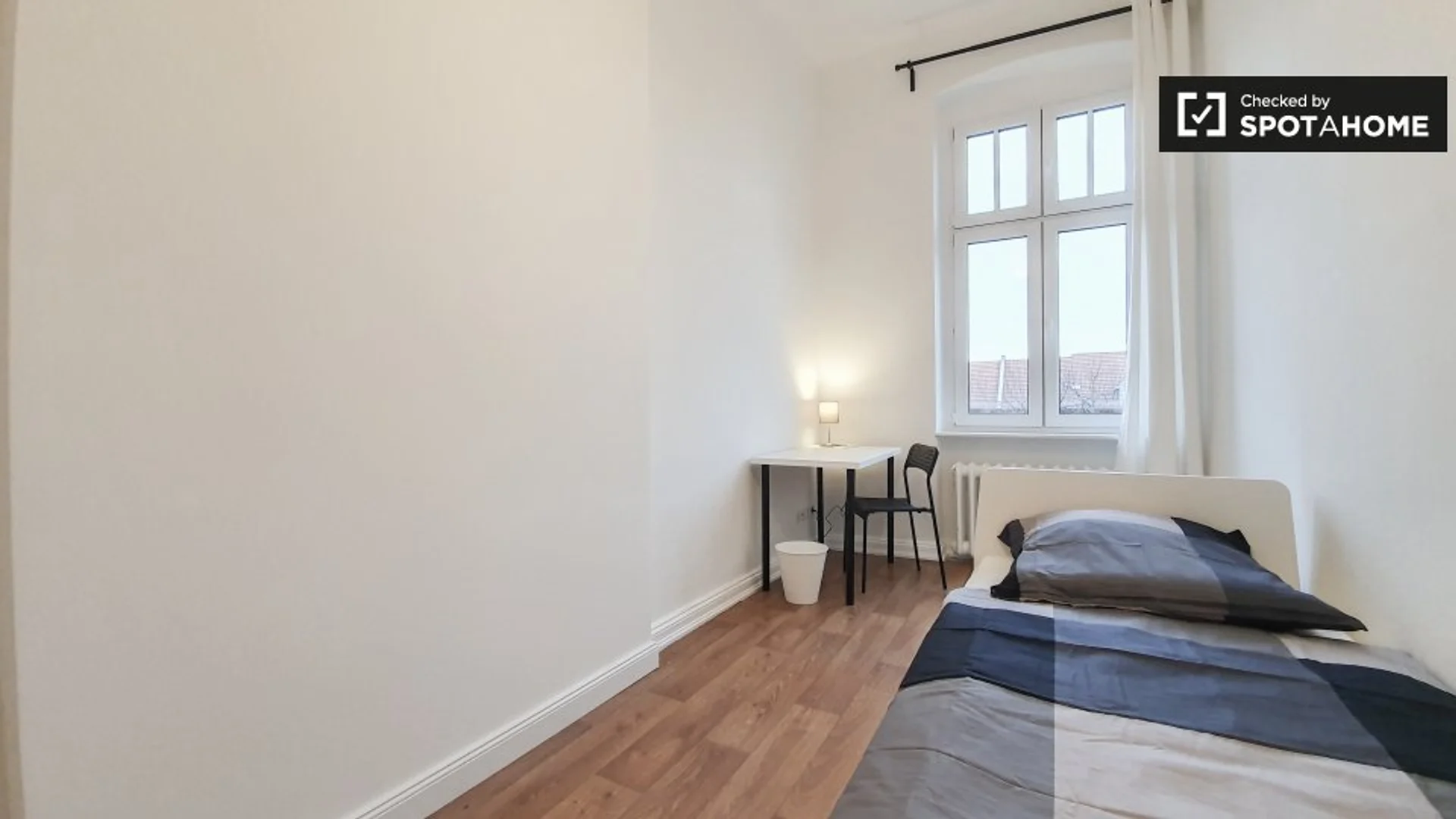 Quarto acessível para estudantes com iluminação ampla em