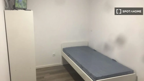 Room for rent with double bed Porto
