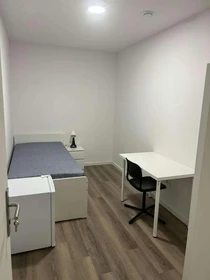 Room for rent in a shared flat in Porto