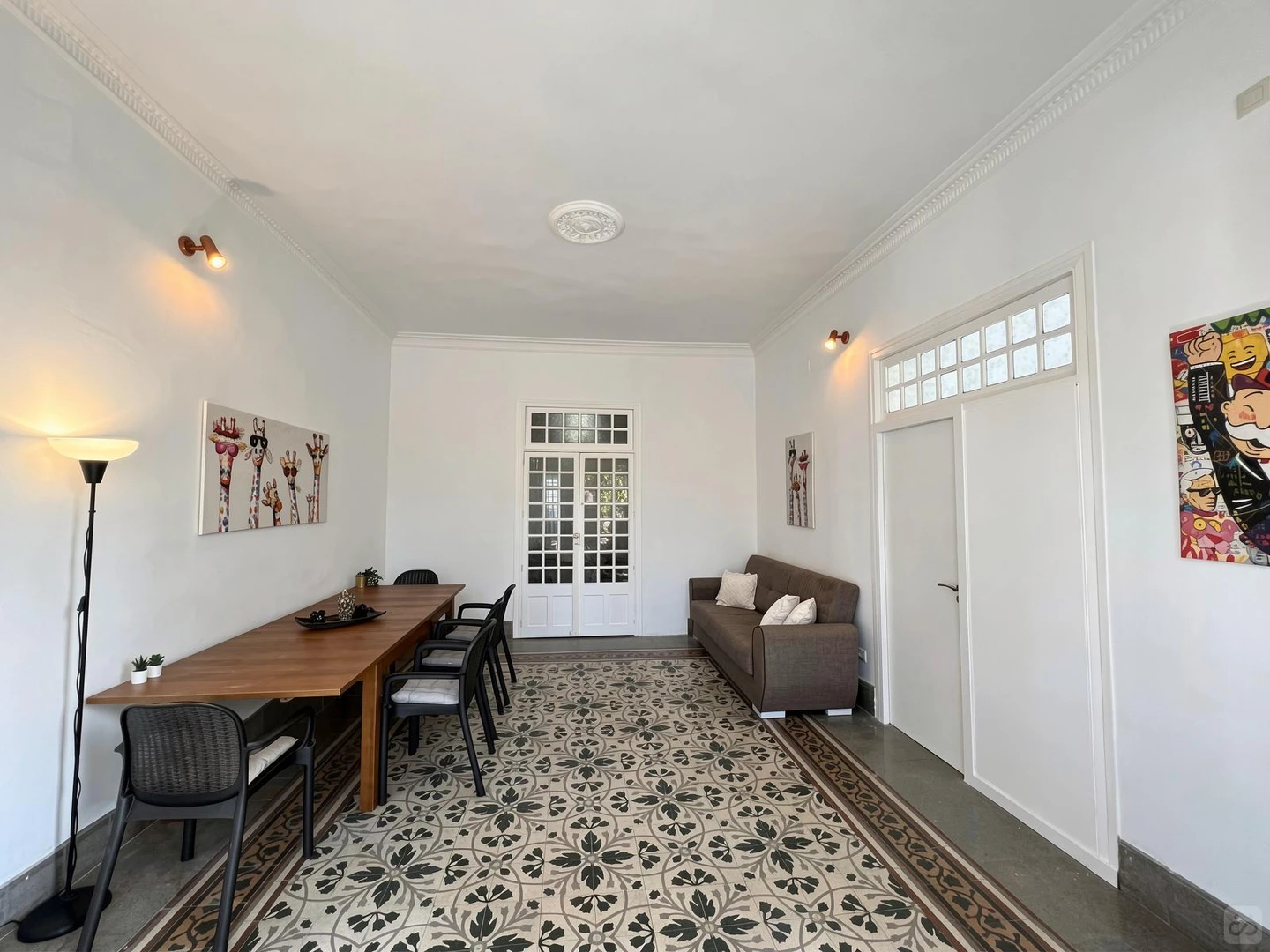 Quarto acessível para estudantes com iluminação ampla em 