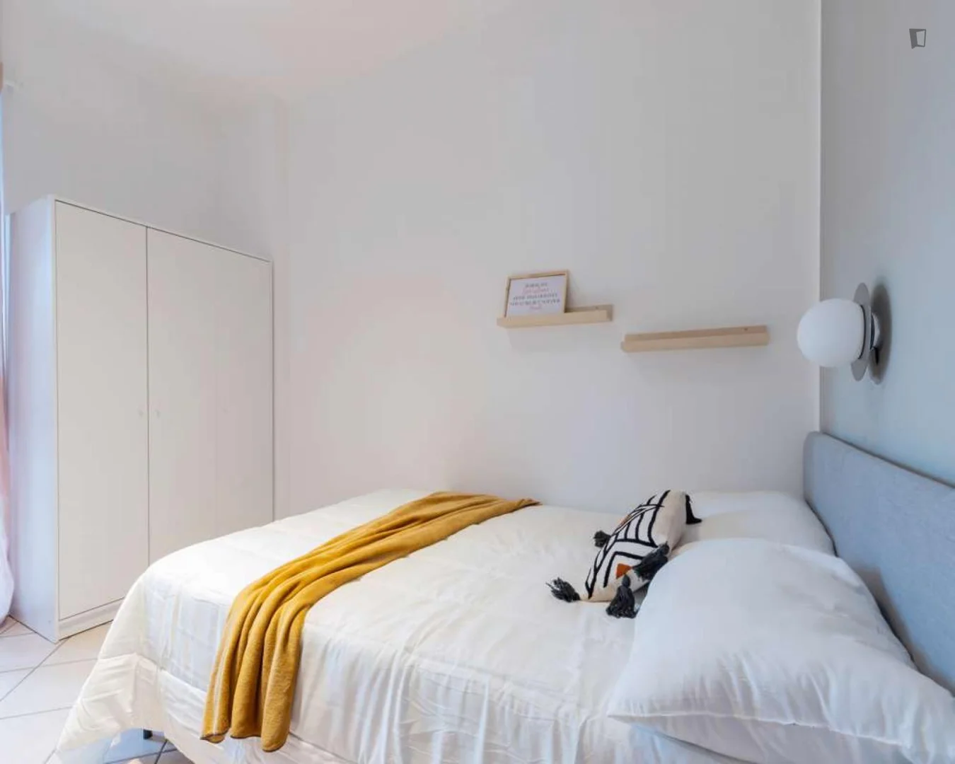 Chambre d'étudiant à avec espace d'étude et installations communes