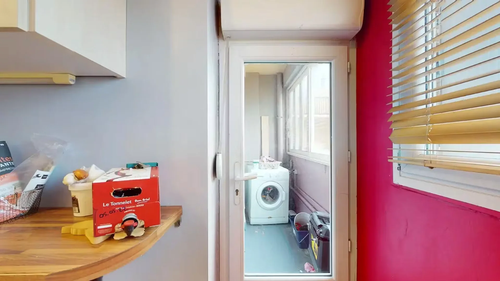 Chambre d'étudiant à  avec espace d'étude et installations communes