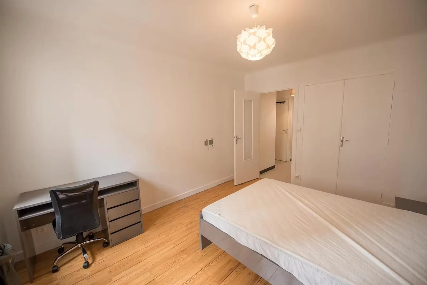 'de öğrenci dairesinde, tamamen mobilyalı kiralık oda