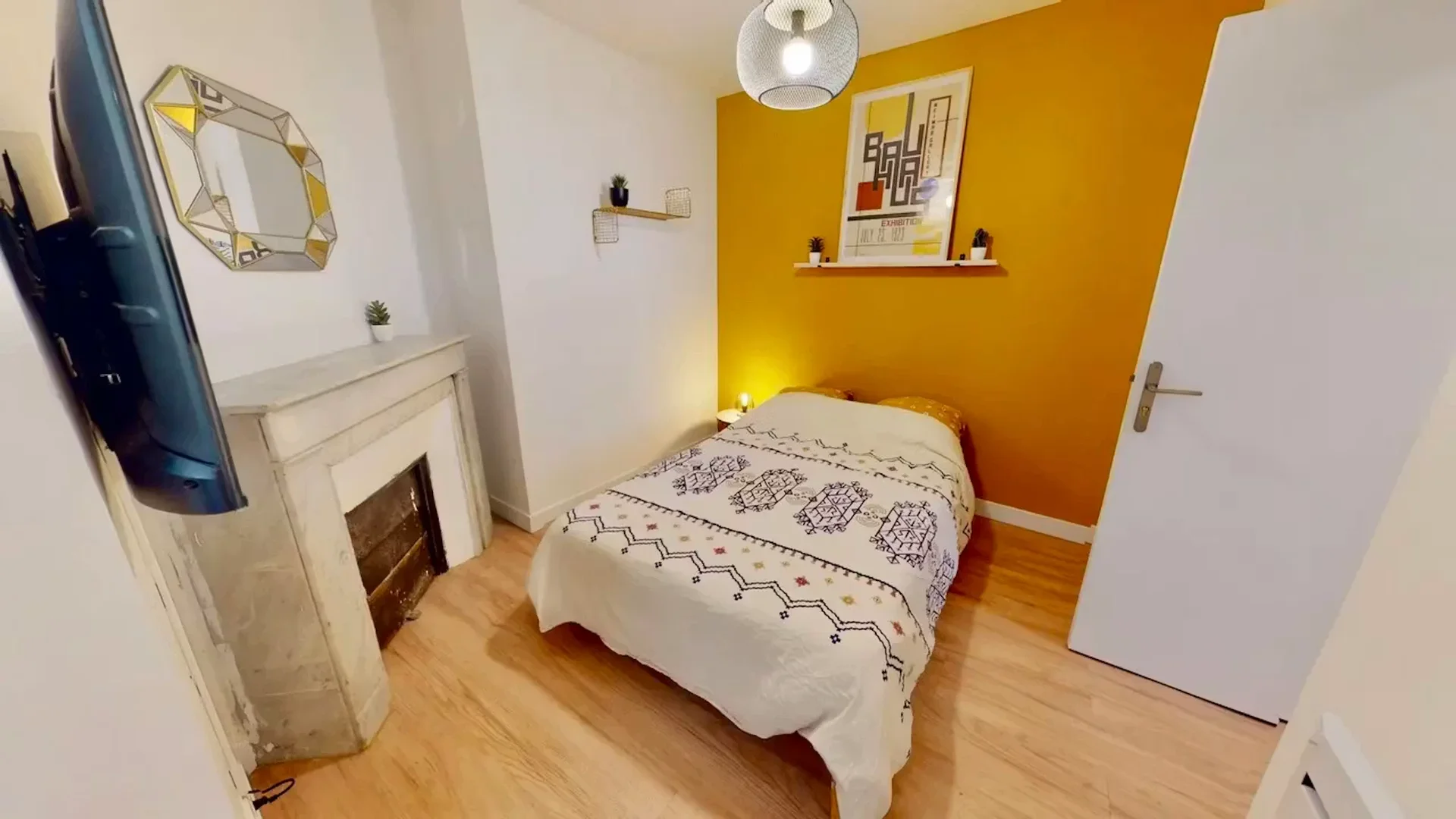 Habitación estudiantil funcional perfecta para estudiar en 