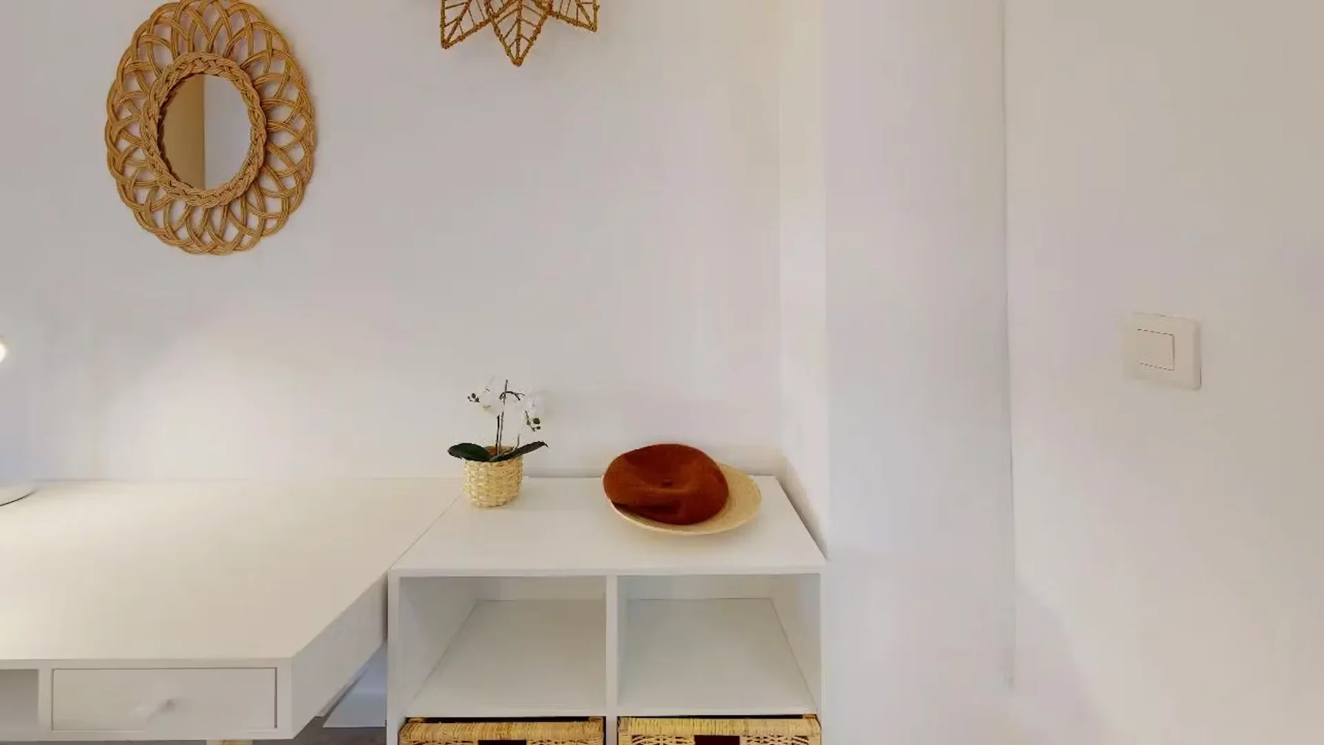Chambre d'étudiant à  avec espace d'étude et installations communes