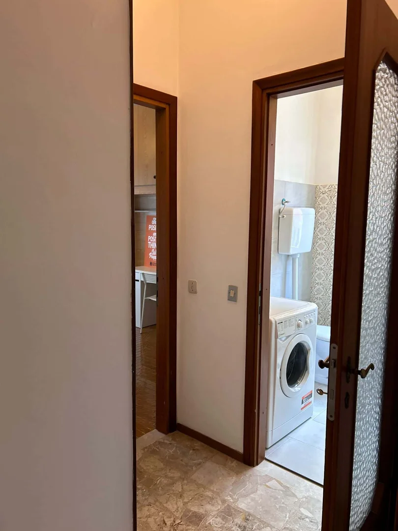 Habitación estudiantil funcional perfecta para estudiar en