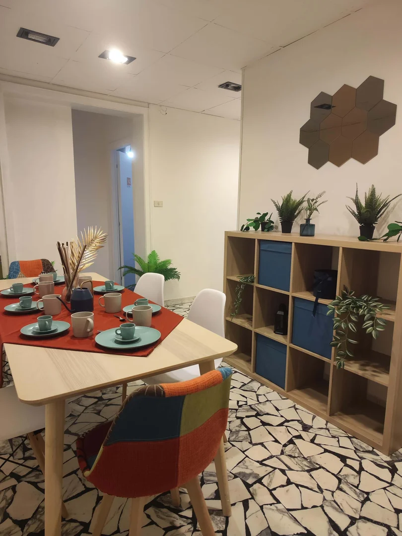 Habitación estudiantil amplia y cómoda en 