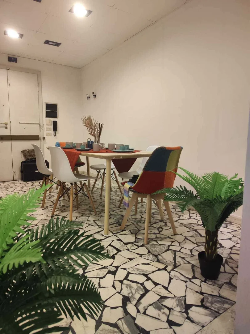 Habitación asequible para estudiantes con buena iluminación en 