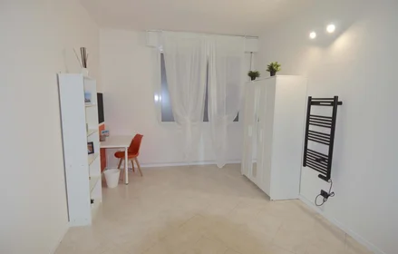 Habitación privada en Via Sante Fattori, 26A, 41124 Modena MO, Italy, imagen 1 de 20