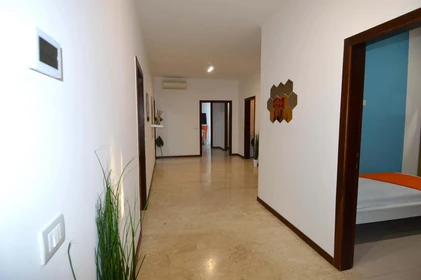 Modena de ortak bir dairede kiralık oda