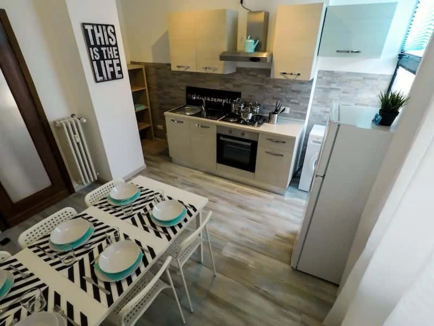 Habitación estudiantil luminosa y aireada con fácil acceso a la universidad en 