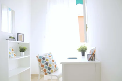 Habitación privada en Via Ermete Zacconi, 12, 40127 Bologna BO, Italy, imagen 13 de 24