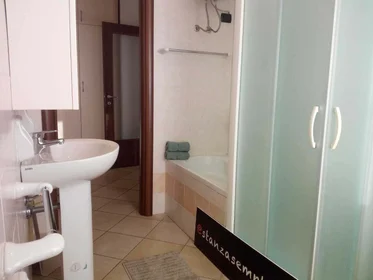 Chambre privée à Piazza Cesare Battisti, 7, 25128 Brescia BS, Italy, image 11 de 17