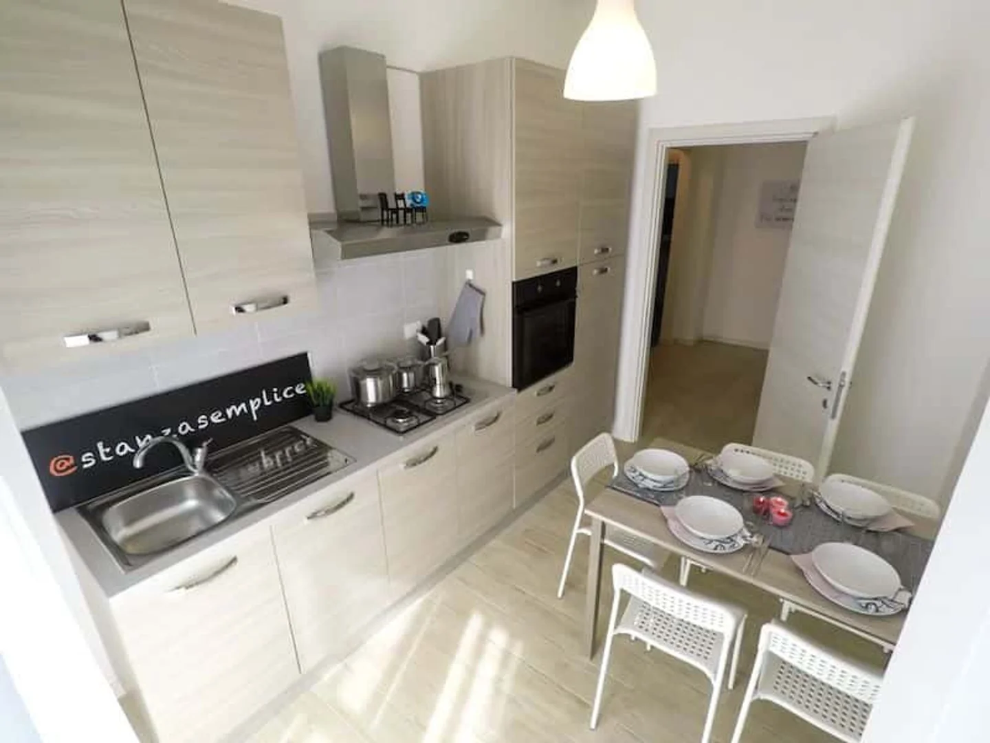 Habitación estudiantil amplia y cómoda en