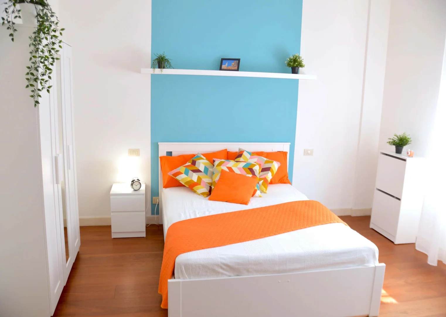 'de modern olanaklara sahip öğrenci dostu oda