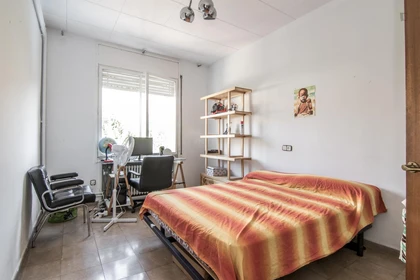 Quarto para alugar com cama de casal em Sabadell