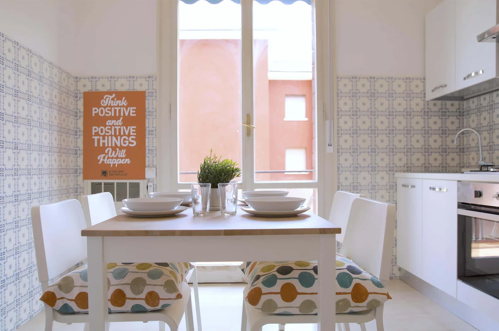 Habitación estudiantil funcional perfecta para estudiar en 