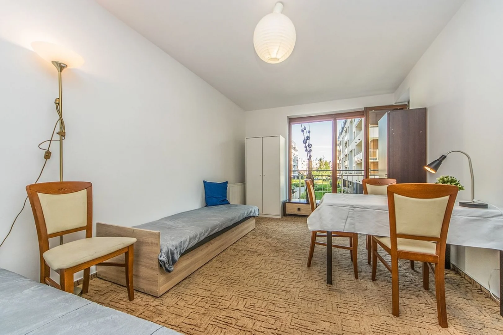 Habitación estudiantil luminosa y aireada con fácil acceso a la universidad en 