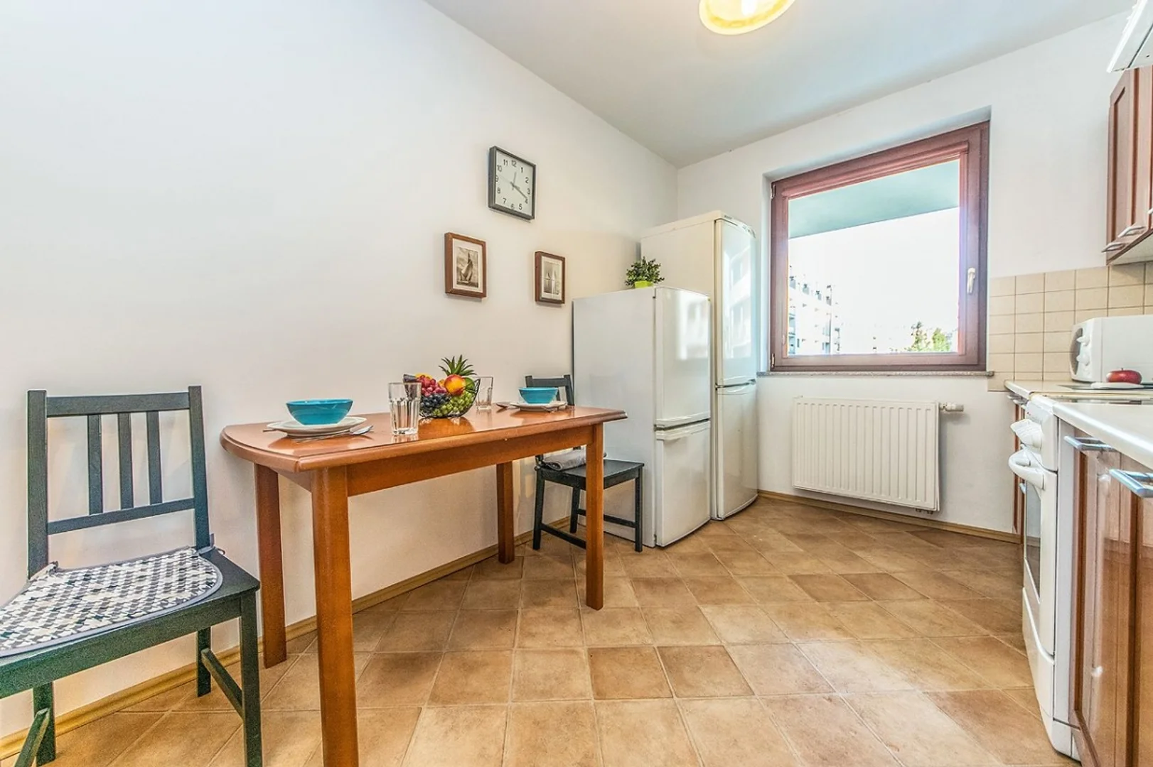 Habitación estudiantil funcional perfecta para estudiar en 