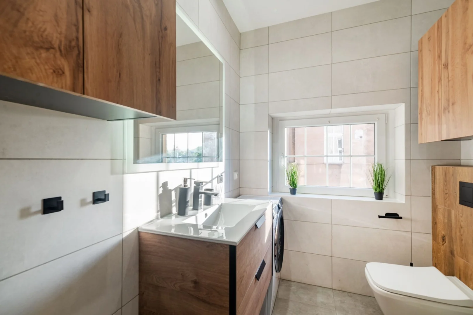 Habitación estudiantil luminosa y aireada con fácil acceso a la universidad en 