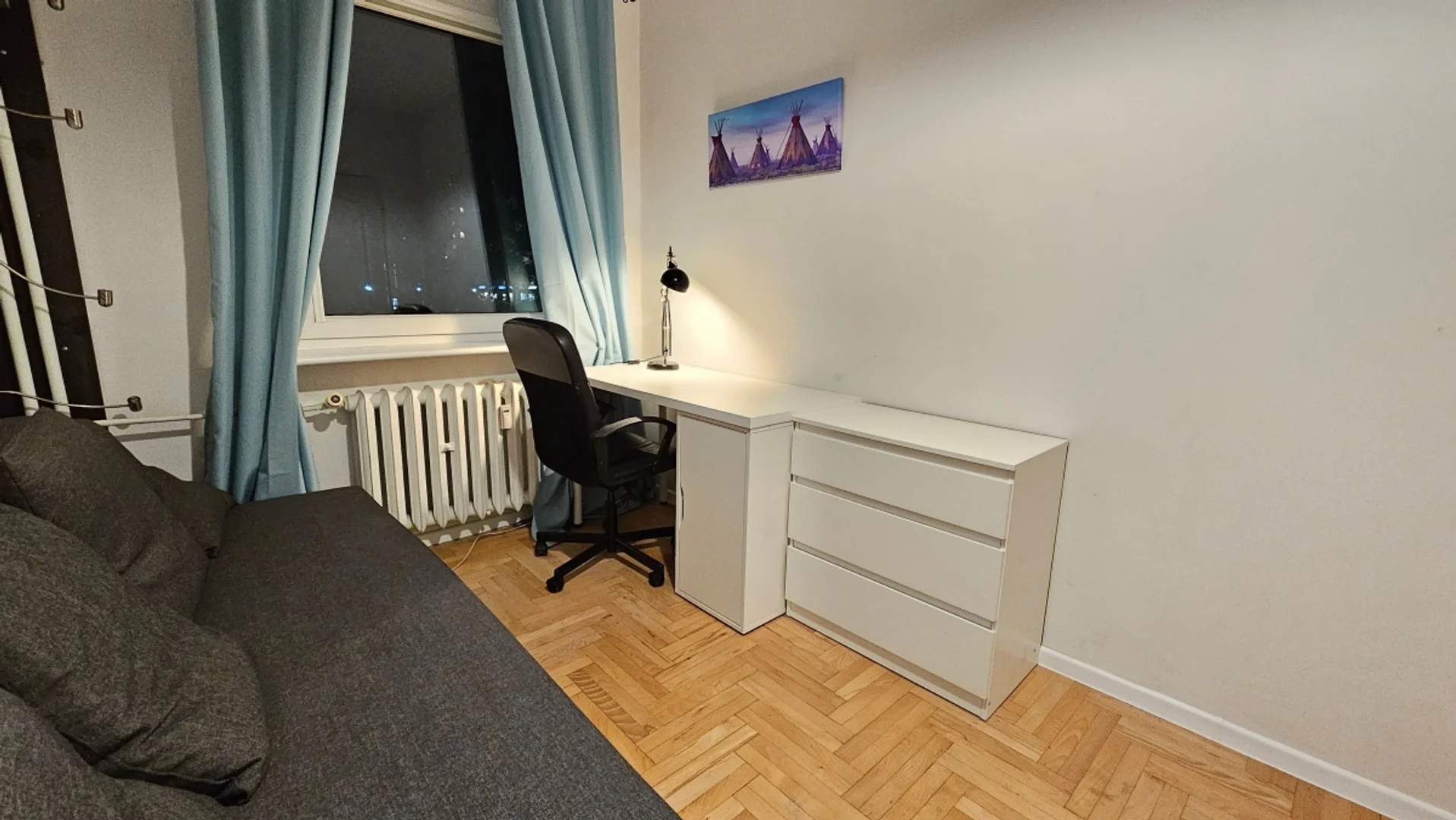 Quarto de estudante em com área de estudo e instalações partilhadas