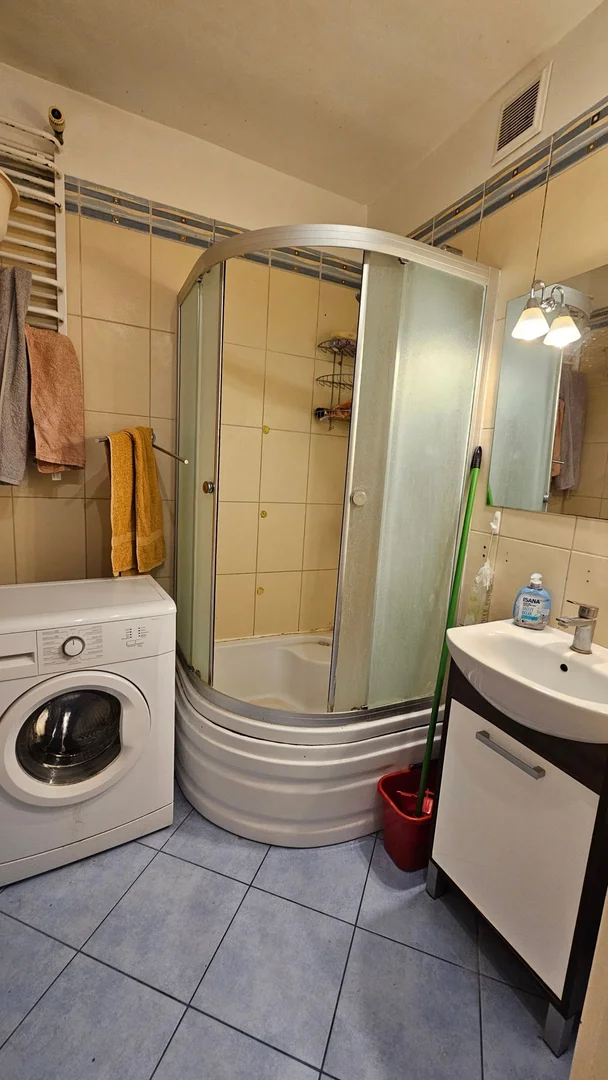Quarto acessível para estudantes com iluminação ampla em