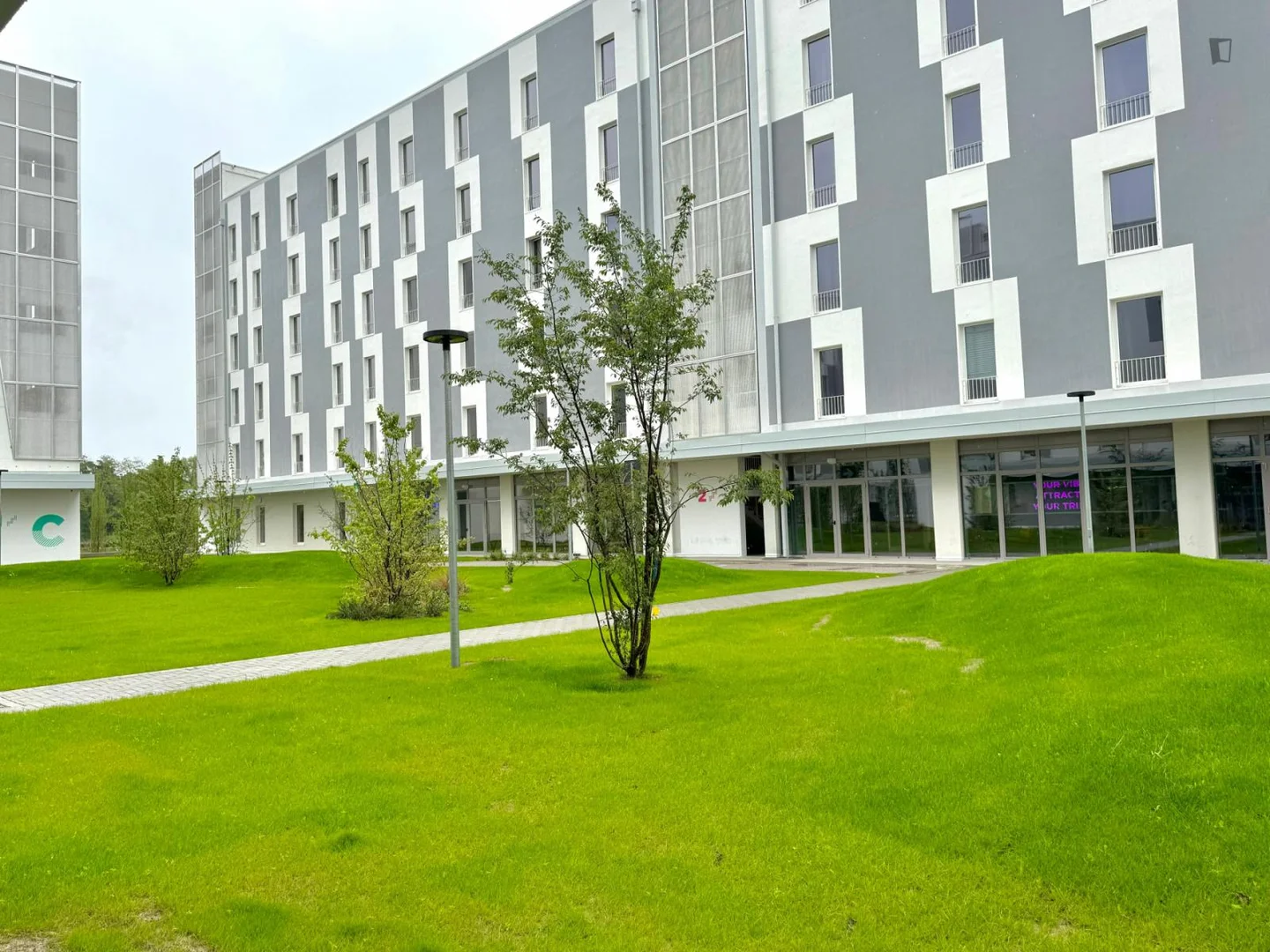 Habitación estudiantil luminosa y aireada con fácil acceso a la universidad en 