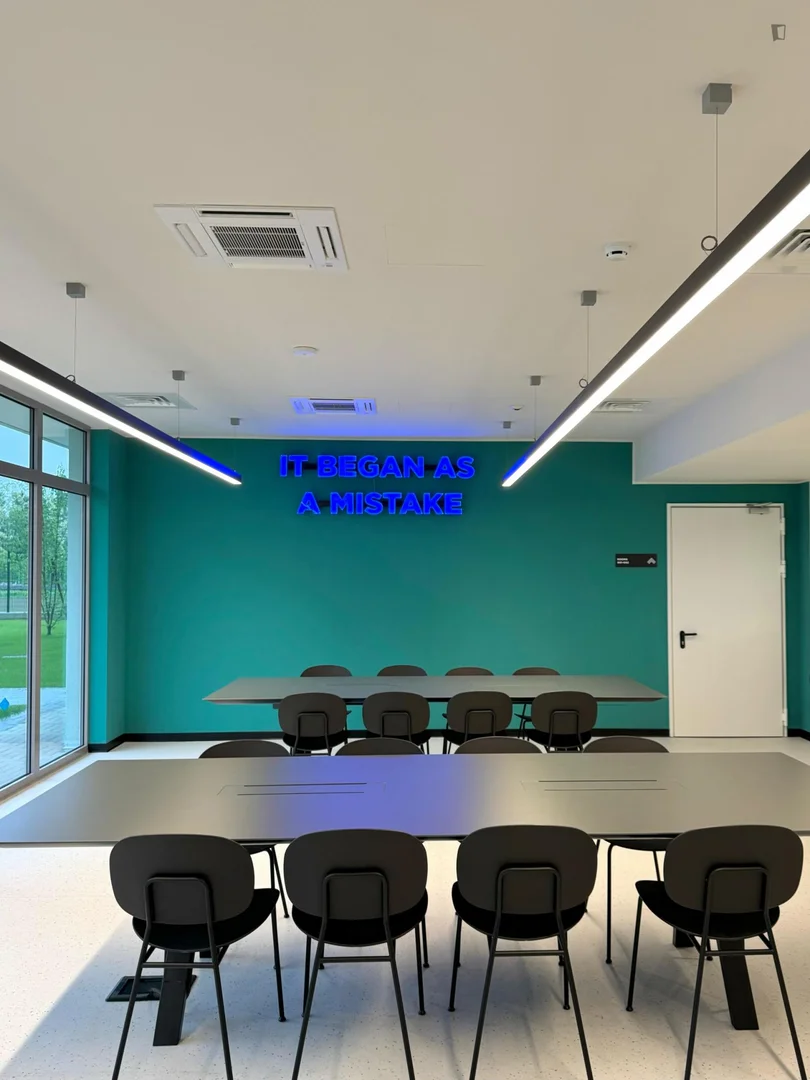 Habitación estudiantil amplia y cómoda en 