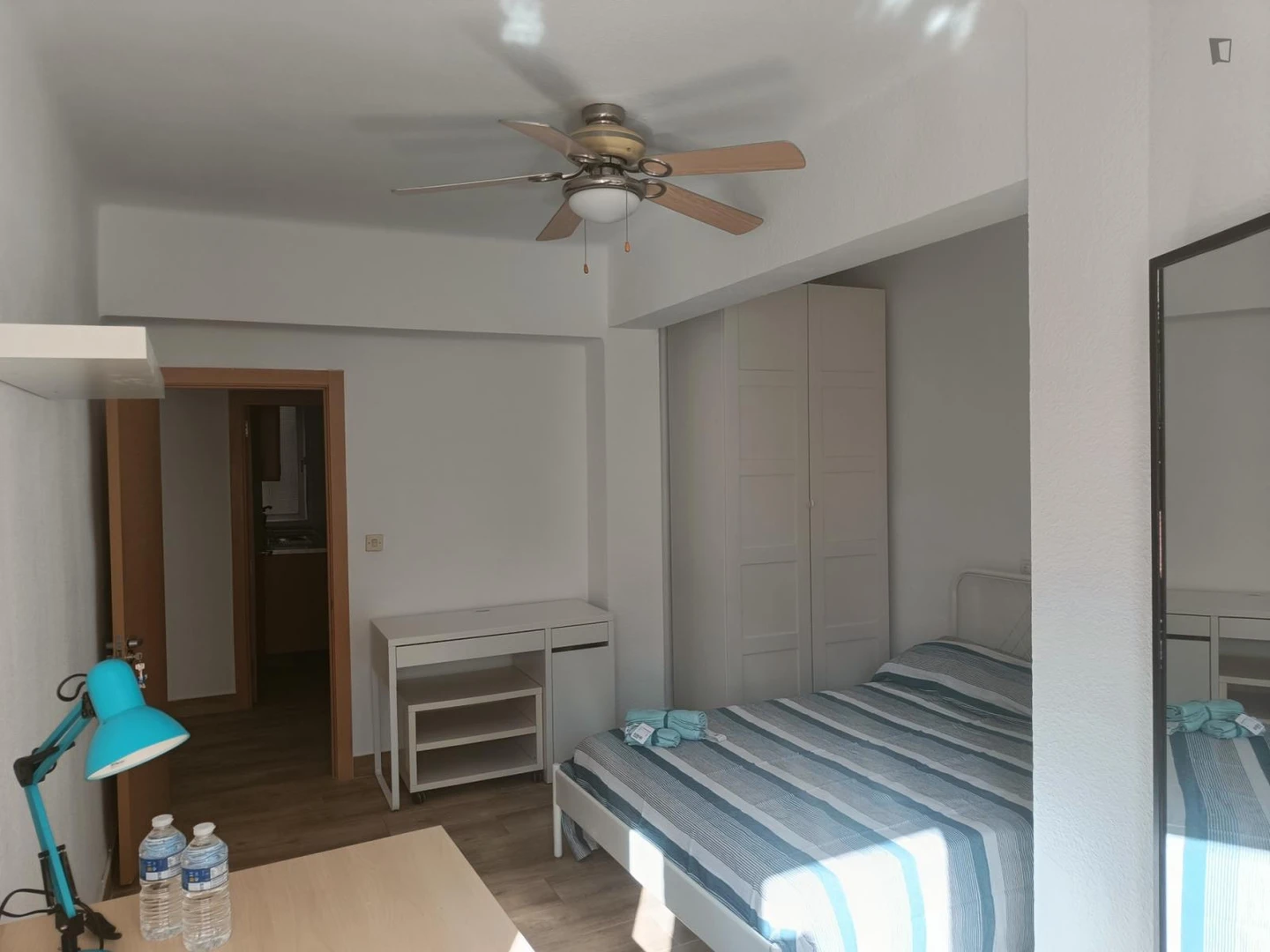 Funktionelles Studentenzimmer perfekt zum Studieren in
