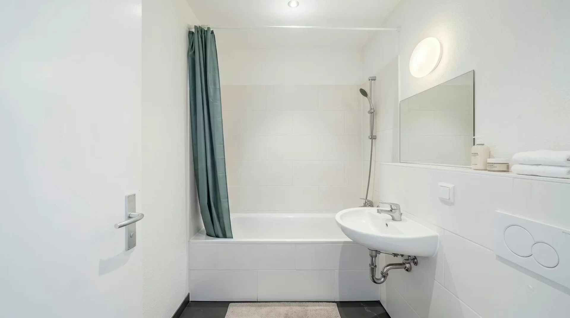Chambre d'étudiant à  avec espace d'étude et installations communes