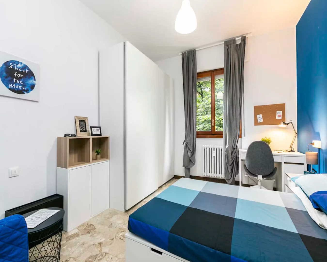 Habitación estudiantil funcional perfecta para estudiar en 