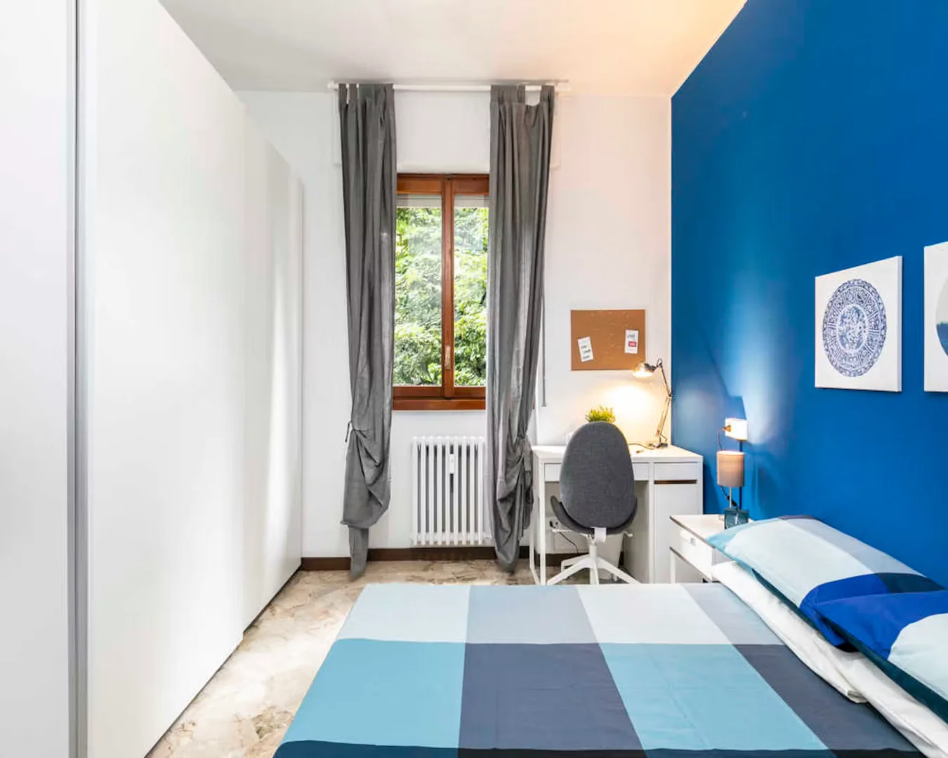 Habitación estudiantil amplia y cómoda en 