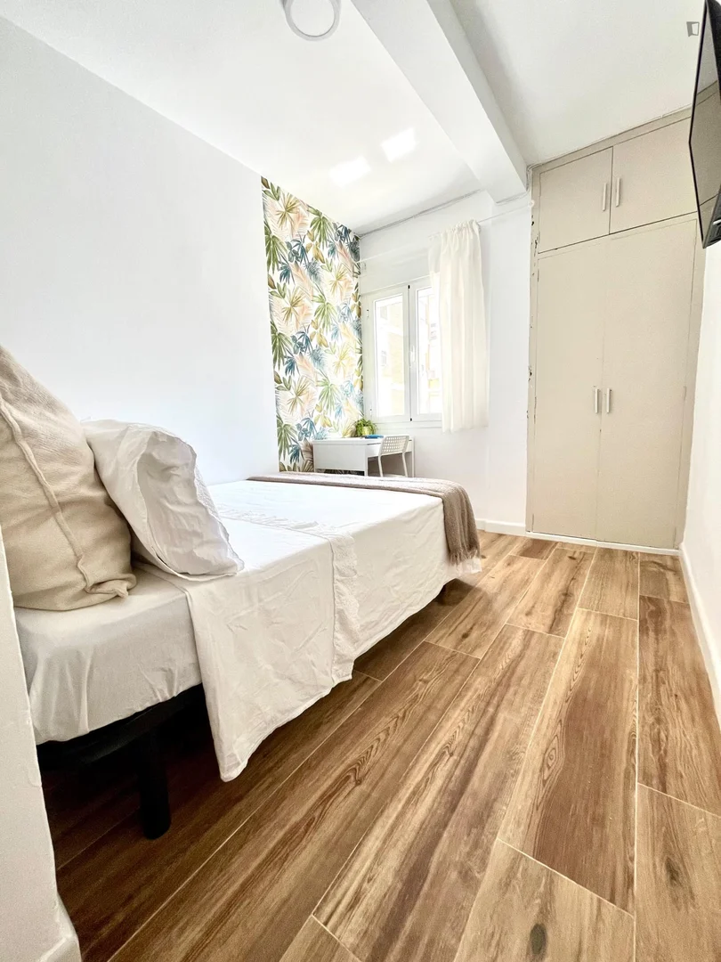 Quarto de estudante confortável e espaçoso em 