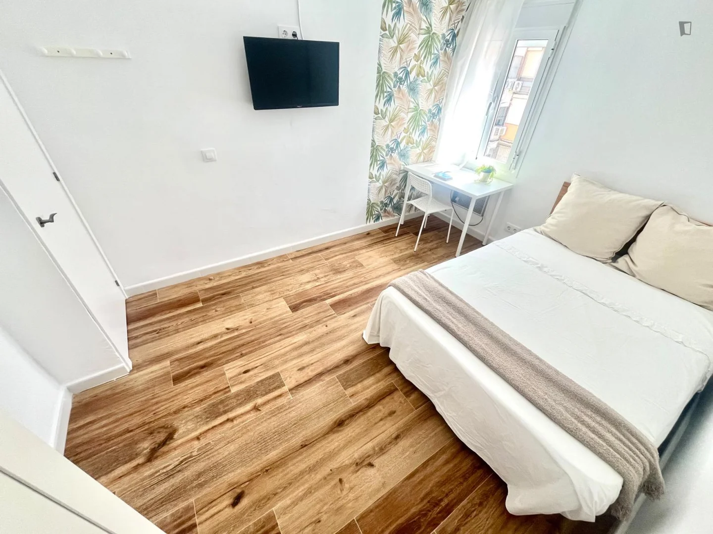 Quarto de estudante luminoso e arejado com acesso fácil à universidade em 