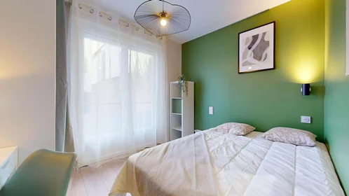 Habitación privada en 13 Bd Valbenoite, 42100 Saint-Étienne, France, imagen 1 de 10