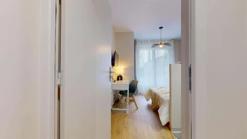 Habitación privada en 13 Bd Valbenoite, 42100 Saint-Étienne, France, imagen 2 de 30