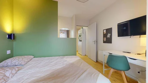 Habitación privada en 13 Bd Valbenoite, 42100 Saint-Étienne, France, imagen 11 de 30